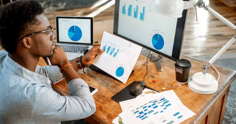 A content marketer looking at data.